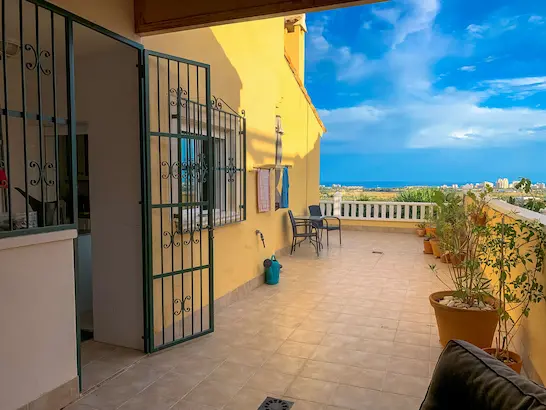 Ruim terras van Casa Vista Del Mar met zeezicht over de Costa Blanca